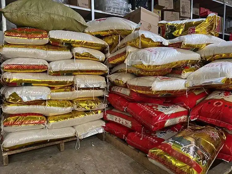 仓库内摆放的大米.天府新区融媒体中心供图