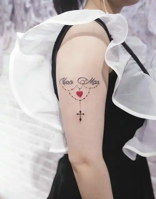 女生手臂个性文雅的图腾纹身刺青