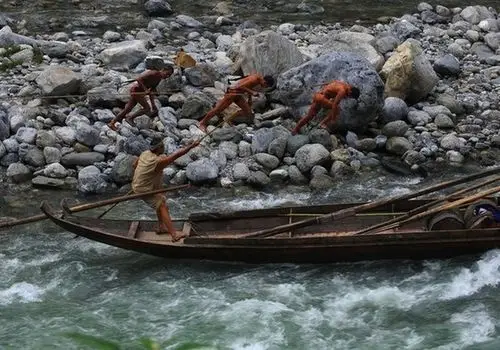 裸体纤夫再现湖北神农溪畔