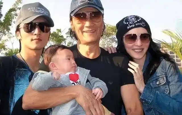 86岁谢贤在香港被偶遇,见到婴儿爱心泛滥,热情逗娃却把孩子弄哭__财经