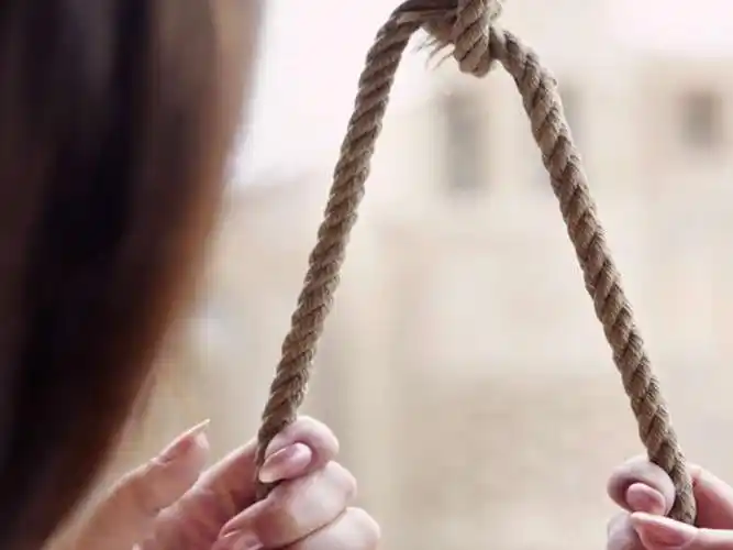 沉迷死亡游戏卡拉干达州一花季少女上吊身亡