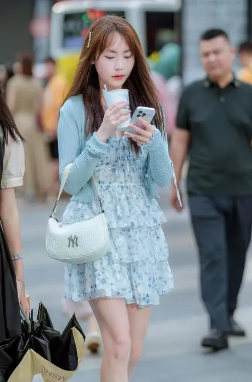 街拍小姐姐裙摆飘飘,闺蜜亮相成抢镜女王!