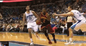 欧文亲自教你如何使用他招牌的旋转球打板上篮