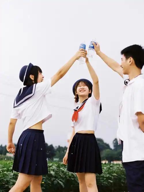 三人友谊从干杯开始胶片记录