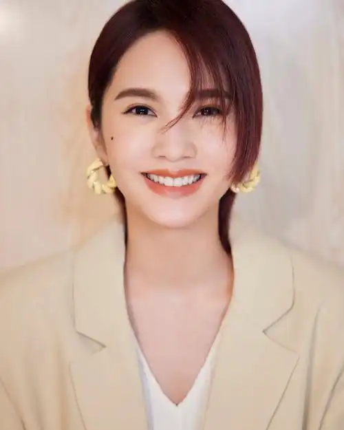 杨丞琳全新look释出穿米黄色西装随性有型