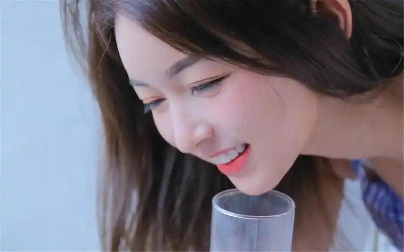 燃情辣妹美女湿身挑逗高清桌面壁纸图片下载3