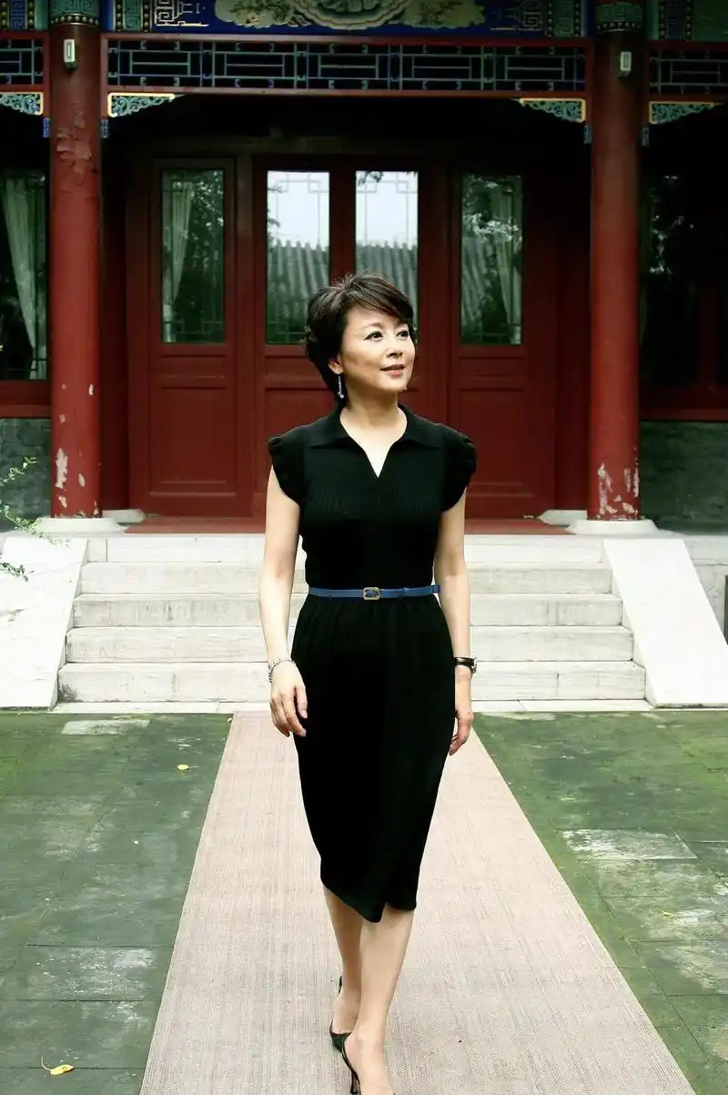 原创张瑜活成了50后的骄傲,一袭黑色裹身连衣裙端庄稳重,气质感满分