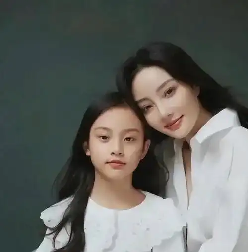 网友称甜馨遭受伤害是因母亲所致李小璐回怼不是你造成的