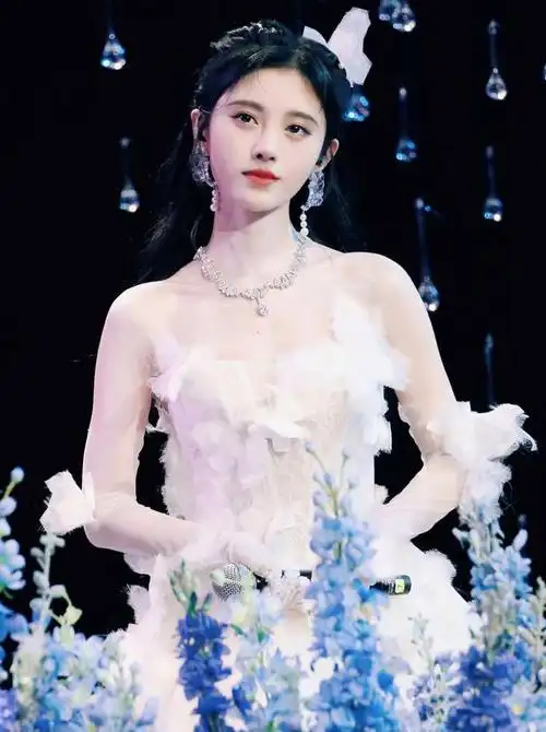 鞠婧祎,白鹿相似婚纱造型,都很有白月光的氛围感!