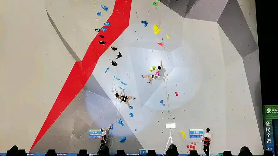 十四运会攀岩难度项目15米高的岩壁体现运动的综合能力