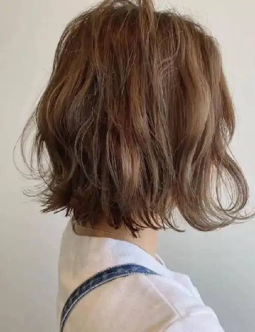 "睡不醒发型"又流行 慵懒短卷俏皮减龄_最新发型 - 美发站