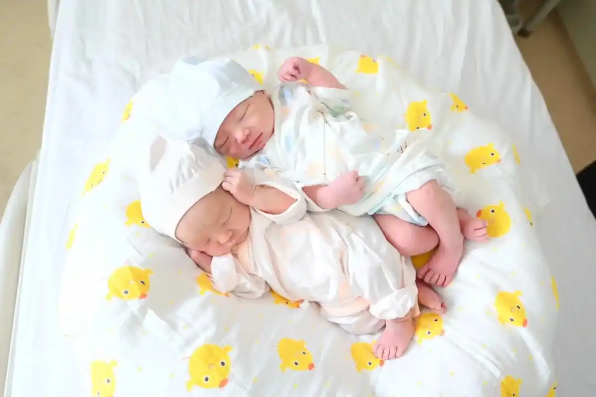 双胞胎宝宝##龙凤胎##我的双胞胎崽崽"到货"啦 何其有幸 - 抖音