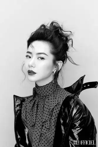 戚薇登时装杂志封面 帅气演绎"冷都女"_明星写真_大麦娱乐网