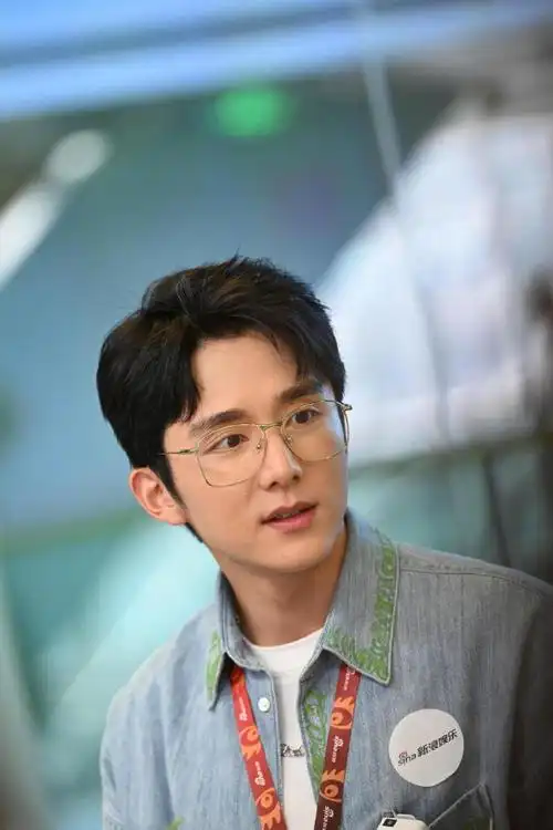 张新成银边眼镜##张新成怼脸照##张新成新浪扫楼