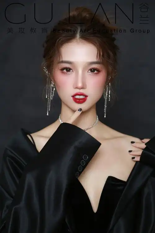 谷兰美妆教育频道的化妆造型作品《酒吧夜店妆造型个性写真》