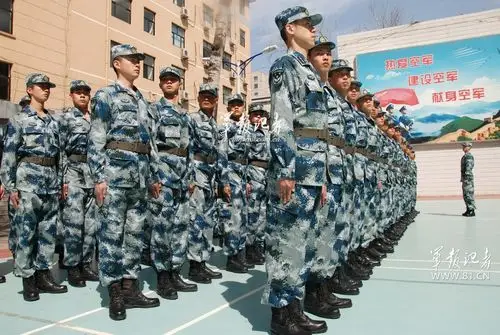 青岛空军部队新入伍发放军装什么样子的?