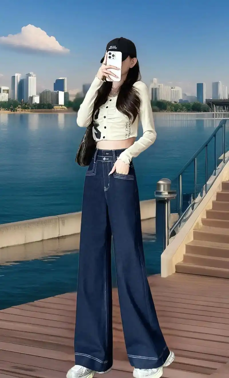 在时尚的舞台上,喜绚直筒阔腿牛仔裤女款以其独特的