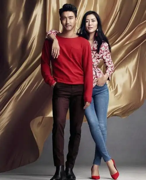 组图:刘雯崔始源合体拍大片 搭肩搂腰cp感十足