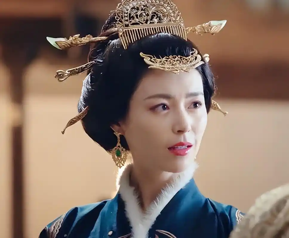 刚好此时萧太后进来,她在慌忙之中吞下了那只金鸡.