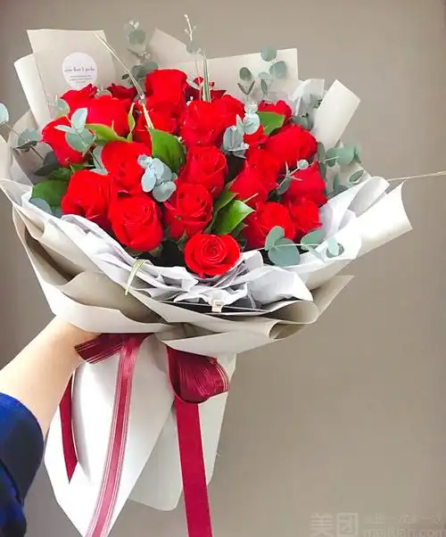 美团【寓舍·初见花艺馆】19支精品红玫瑰花束