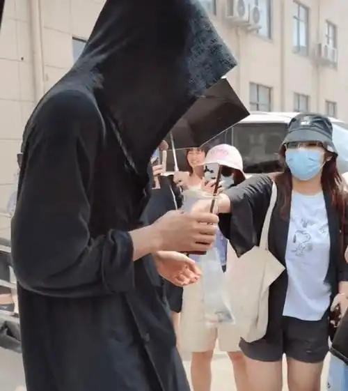 刘宇宁在横店拍戏热天助理打伞还牵着小狗果断拒绝女粉送礼物