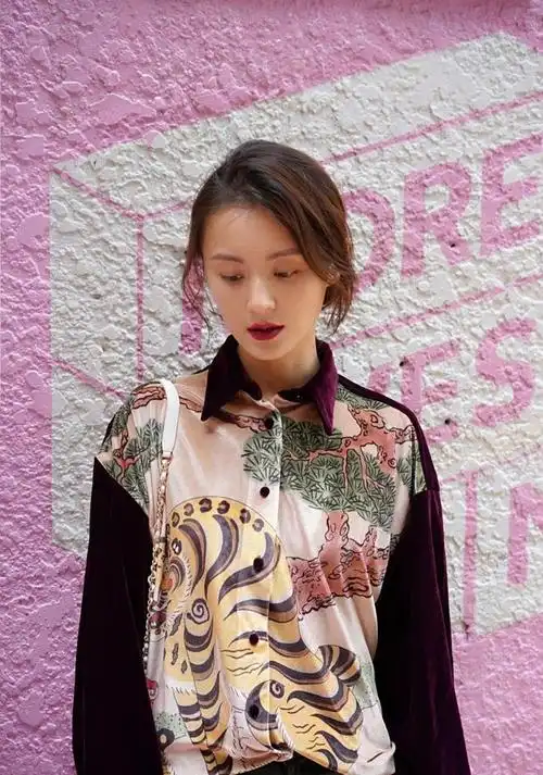 霸道总裁毛林林,齐肩短发,配色简单又不失奢华