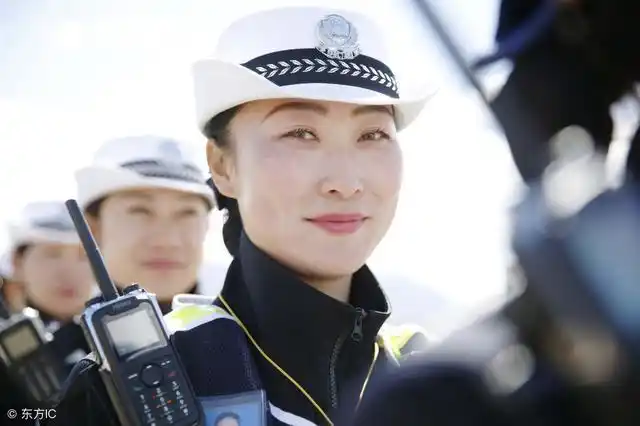 英姿飒爽的女交警,是路上的一道美丽风景线