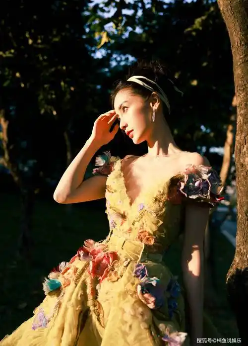 angelababy芭莎慈善夜造型来袭,宛如森林里的精灵公主