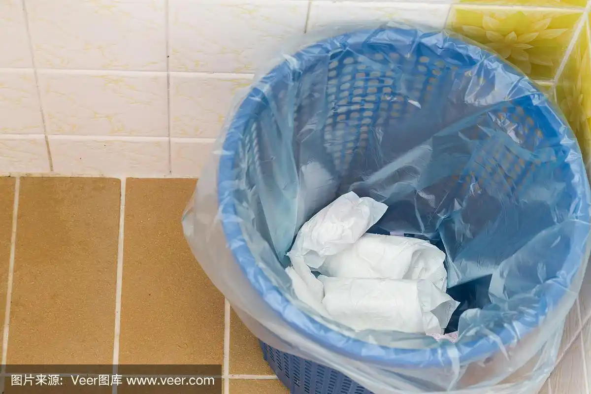 用过的卫生巾包好,扔进垃圾桶