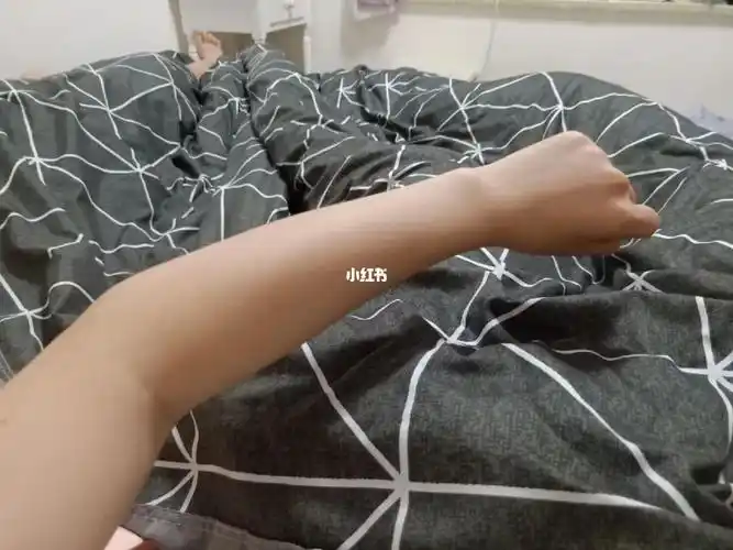 图二一样的角度拍,但是总感觉有点不太一样98,你们觉得我的手臂细吗