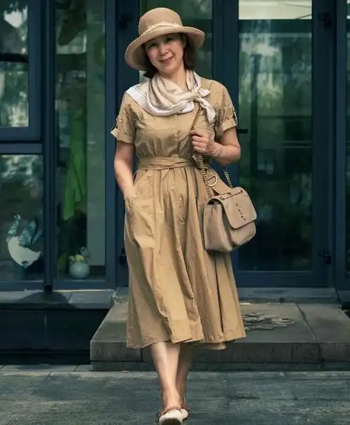 这位60岁奶奶真会穿她的穿搭简约高级又耐看同龄人值得借鉴