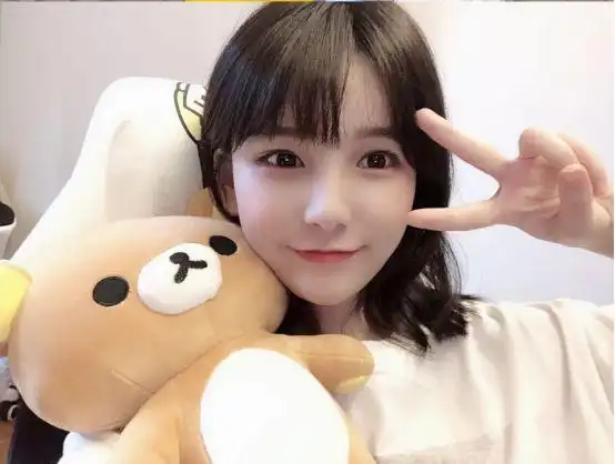 虎牙知名女主播翻唱雪落下的声音歌声获一大批赞美