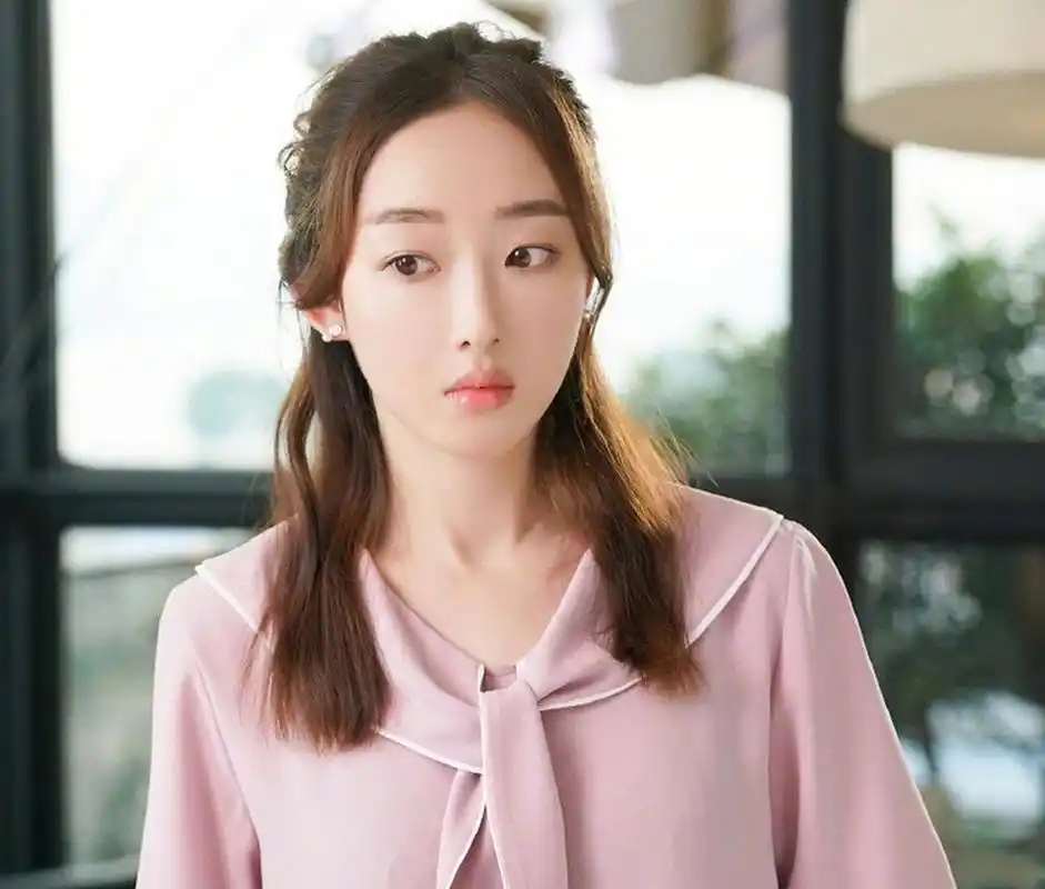 蒋梦婕,中国内地女演员,毕业于北京舞蹈学院芭蕾舞专业 民族:汉族