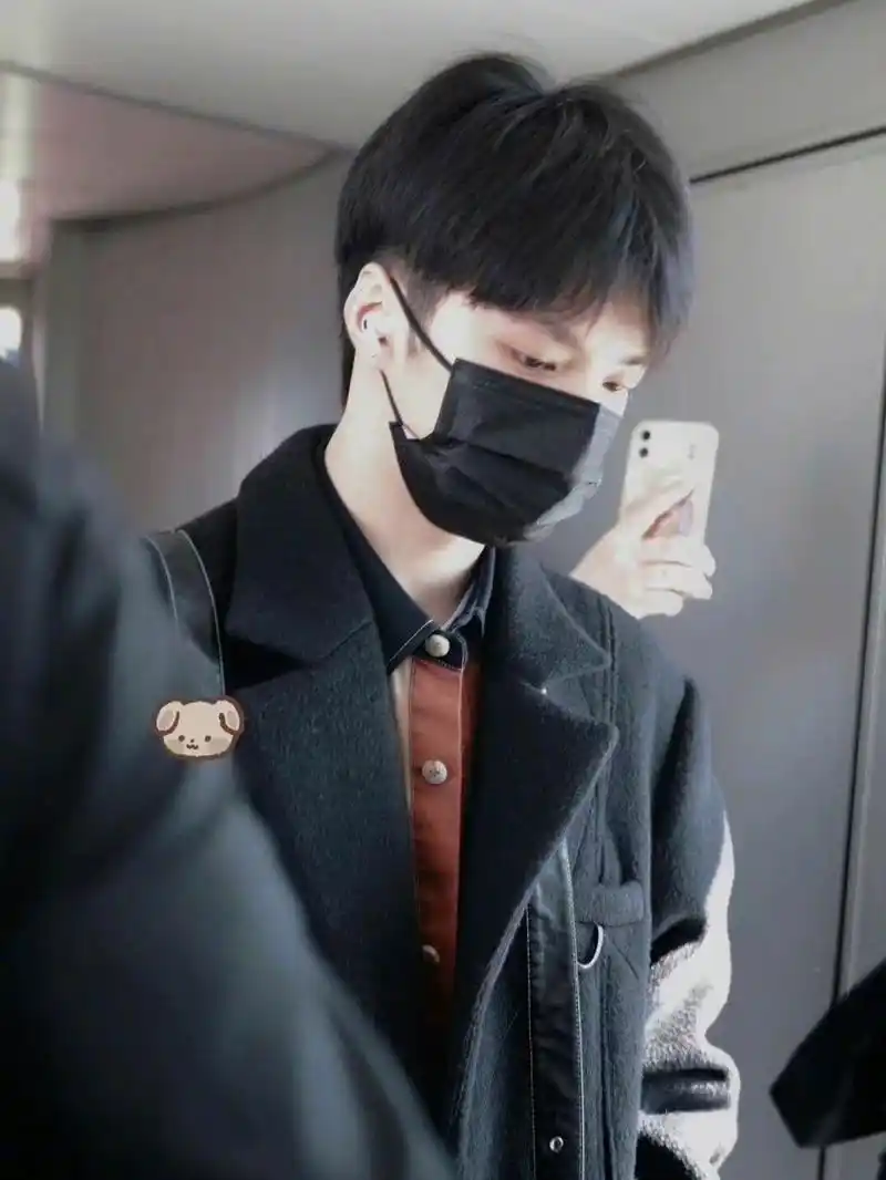 刘耀文最新机场穿搭 衬衫:garcon by garcon 2022早春新品拼色棉质