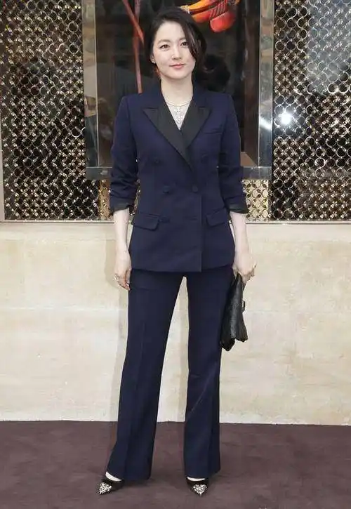 原创李英爱奉献从影以来最邋遢形象私下50岁依然时尚动人