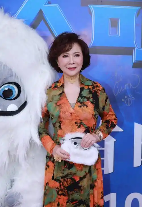 58岁蔡明近照曝光,深v花裙大秀好身材,皮肤松弛暴露老态_雪人_活动