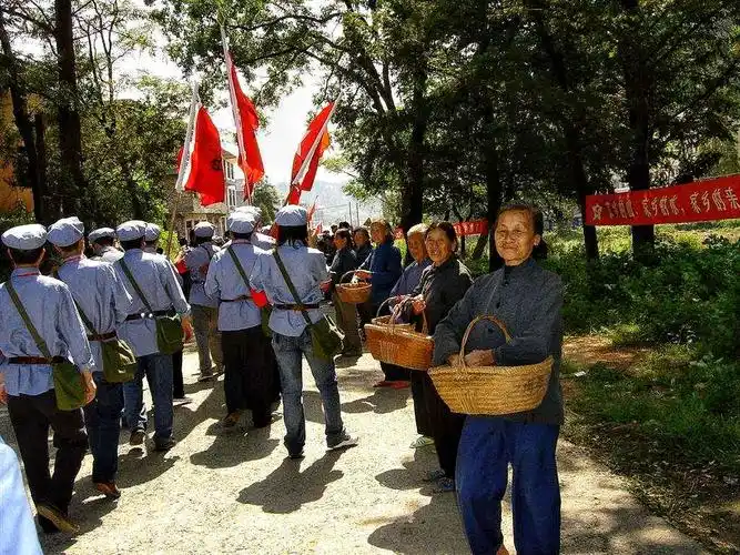 红军行军中,老百姓热心慰问子弟兵,鸡蛋,花生,红枣,红薯干等,往我们