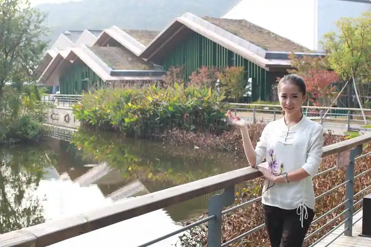 data-lemmaid="23313866">胡娜娜 /a>,她是一位90后杭州网约导游,她