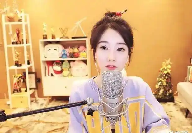 早前斗鱼冯提莫签约"b站"后,斗鱼也是将冯提莫的出