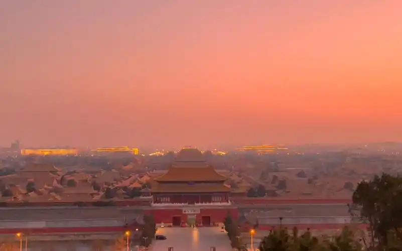 总要在北京中轴线上俯瞰一次故宫全景"莫听穿林打叶声,一蓑烟雨任平生