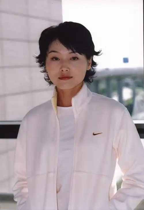 回顾张延嫁大5岁香港丈夫婚后生一女如今女儿比她还漂亮