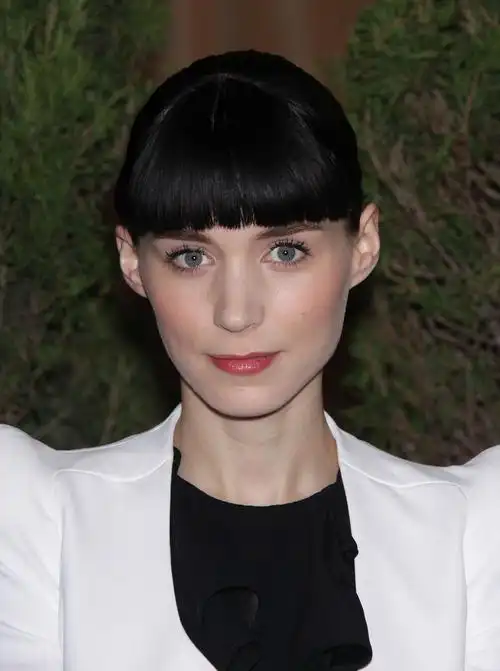 /p> p>2005年,出演个人首部电影《 a target="_blank" href="/item