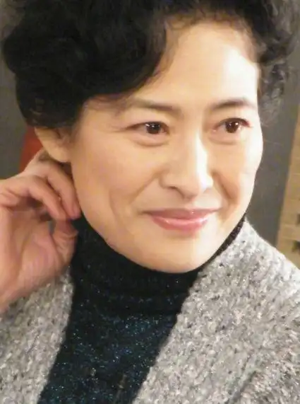 同是"奶奶级"演员,张凯丽和许娣自然老去,而她62岁年轻似少女