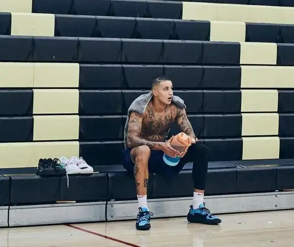 库兹马两处新纹身曝光湖人冠军奖杯上线揭秘留位置添加奖杯