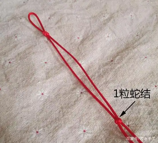 这个项链绳是由蛇结,绕线,纽扣结这几种打结法编织而成.