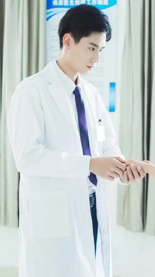 胡一天晒5年前后对比照#还记得当初这一套医生图给蛊惑了c位图是匠浇