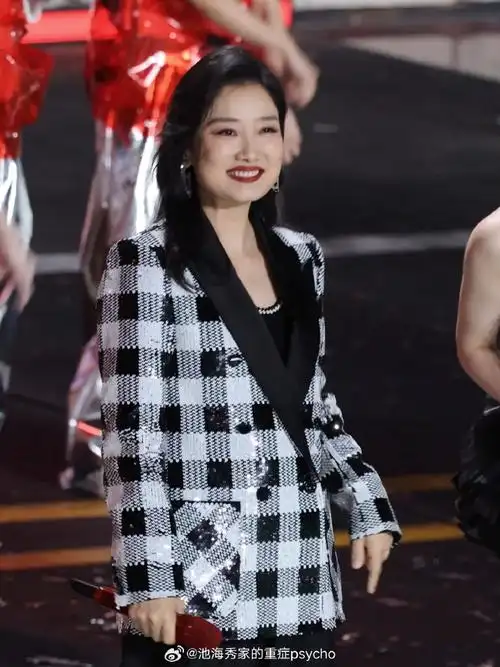 凤凰传奇主唱玲花##玲花是来争夺赵露思抚养权的