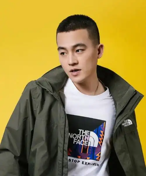 陈飞宇00后的陈飞宇已经在时尚圈崭露头角,剪一个银灰色的寸头造型