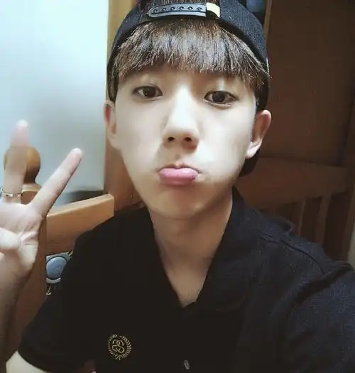 男生嘟嘴卖萌你们受得了吗