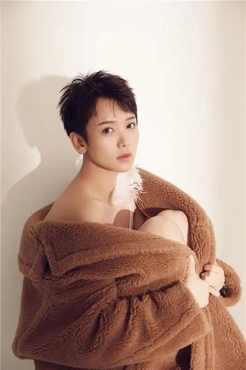 纯净不失诱惑李晓峰"泰迪熊"外套李晓峰冬日写真羽毛耳环造型十足据悉